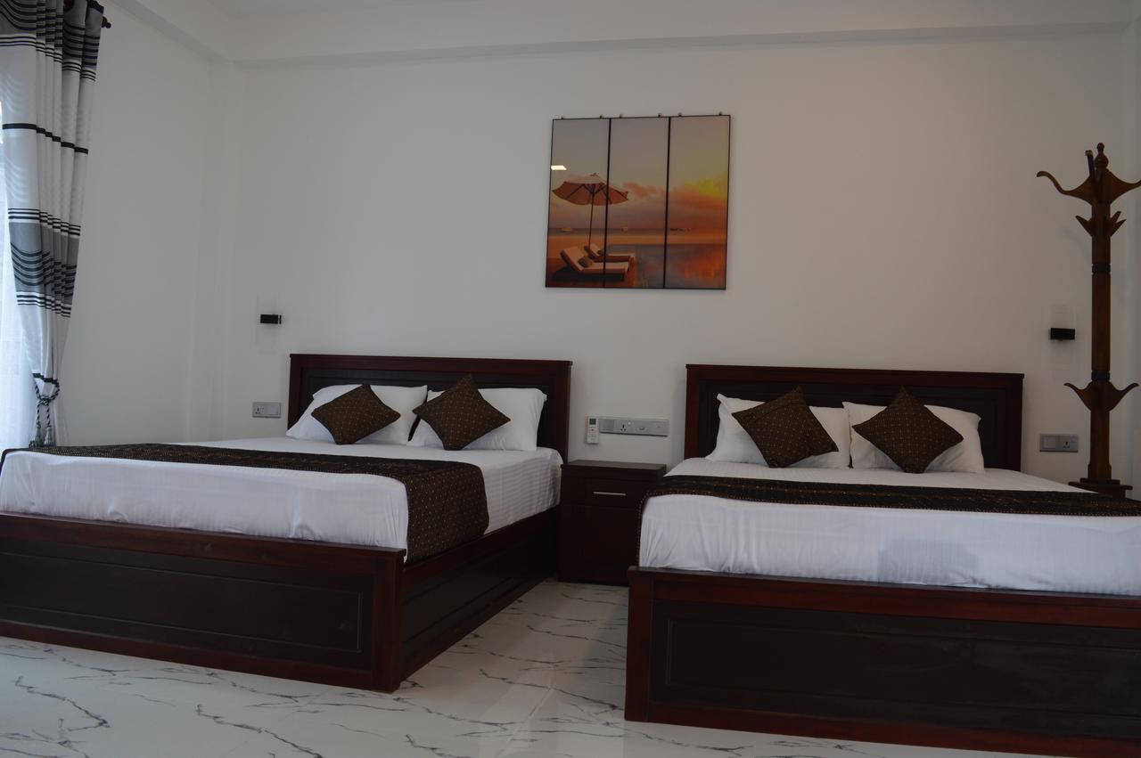 Blue Wings Beach Hotel Тринкомали Экстерьер фото
