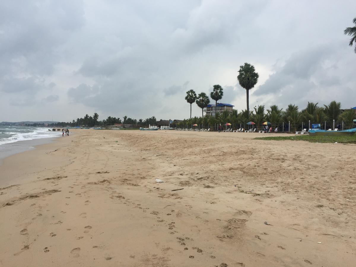 Blue Wings Beach Hotel Тринкомали Экстерьер фото